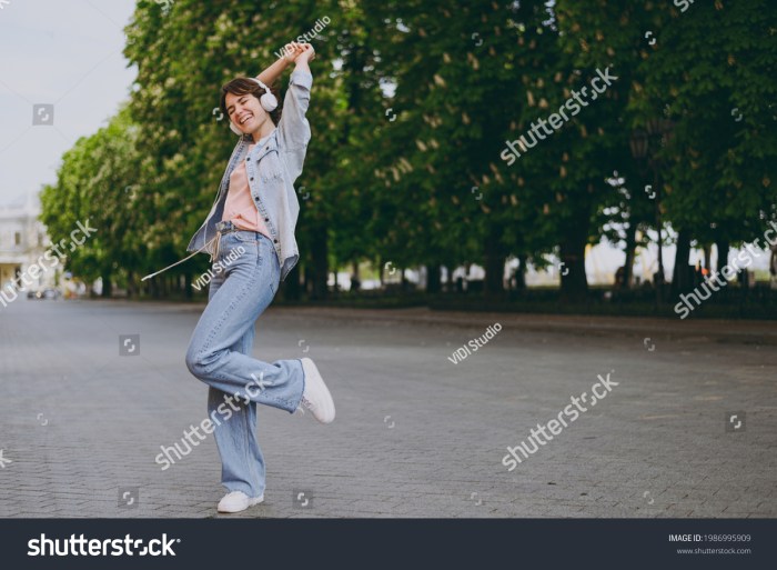 Cewek joget binal pake kaos bolong
